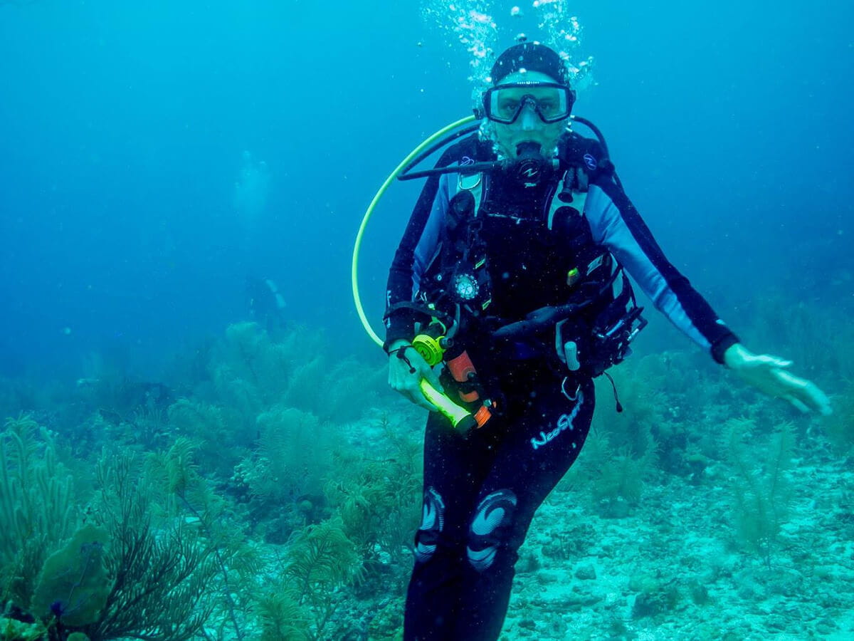 Lauri scuba diving